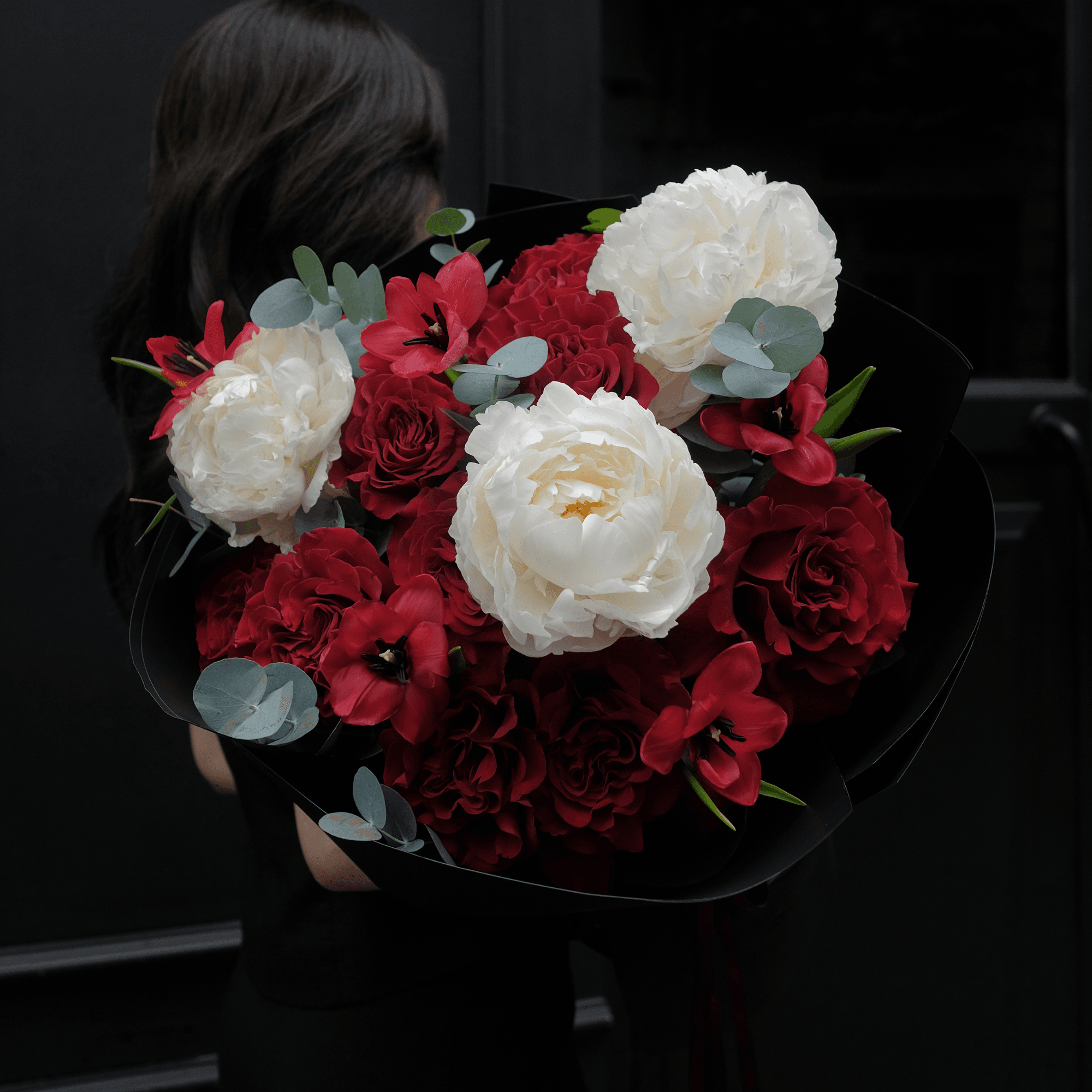 A new peony season arrived just in time for our women 🌹